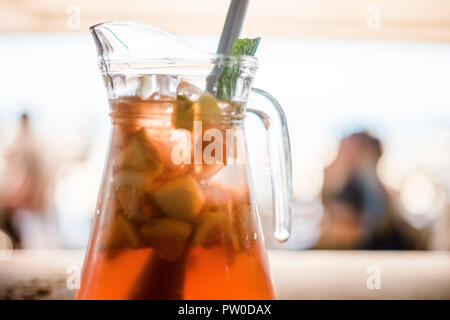 Sangria fraîchement préparé avec des oranges et de feuille de menthe Banque D'Images