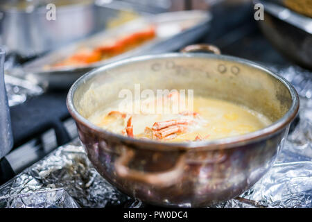 Ragoût de homard à base de lait et de vin rouge préparé en marmite en cuivre Banque D'Images