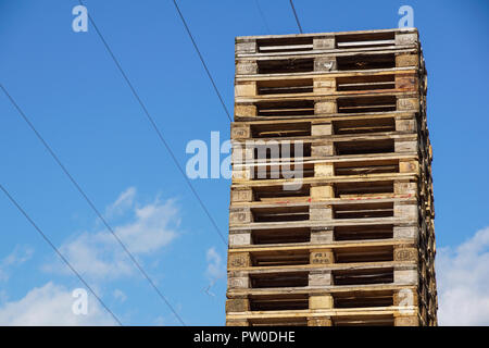 Palettes de transport en bois en piles. euro palette Banque D'Images