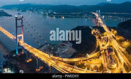 Pont de Tsing Ma au coucher du soleil à Hong Kong. Drone Shoot Banque D'Images