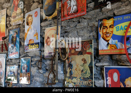 Vue intérieure d'un junk/antique shop entassés avec une collection d'objets de collection - John Gollop Banque D'Images