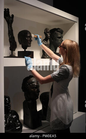Le travail d'Elisabeth Frink sur l'affichage à l'Elisabeth Frink les humains et les autres animaux d'aperçu d'exposition au Sainsbury Centre for Visual Arts de Norwich, Norfolk. ASSOCIATION DE PRESSE Photo. Photo date : Jeudi 11 octobre 2018. L'exposition offrira de nouvelles perspectives et examiner ses débuts et bohème radical dans les années 1950, Londres, de réévaluer l'un des plus importants sculpteurs britanniques du xxe siècle. Crédit photo doit se lire : Chris Radburn/PA Wire Banque D'Images