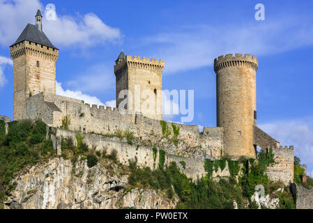 Le Château médiéval de Foix Château qui domine la ville de Foix, Ariège, Occitanie, France Banque D'Images