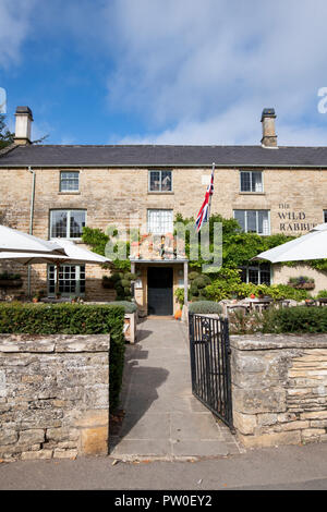 Le lapin sauvage pub à Kingham en automne. Kingham, Cotswolds, Oxfordshire, Angleterre Banque D'Images