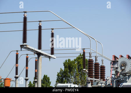 Tour en acier de type treillis sur des fragments de ciel bleu comme une partie de la ligne à haute tension. Détails ligne électrique aérienne Banque D'Images