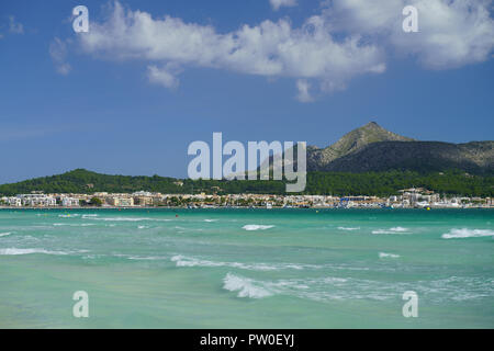 Vue paysage de port d'Alcúdia, Port d''Alcúdia, dans le nord de Majorque, Iles Baléares, Espagne. Banque D'Images