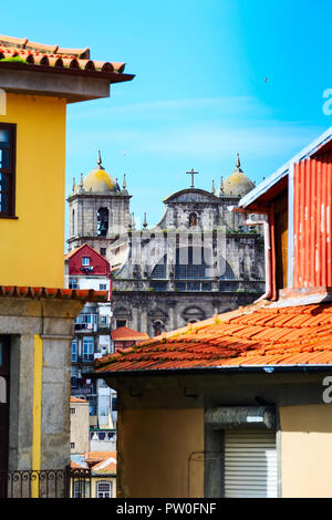 Porto, Portugal vieille ville vue aérienne avec tour de l'église Banque D'Images