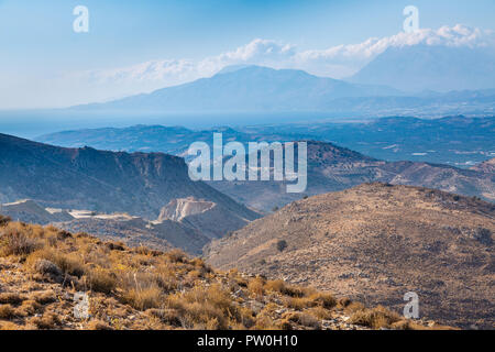 Paysage de montagne sur le village de Pompia, île de Crète, Grèce Banque D'Images