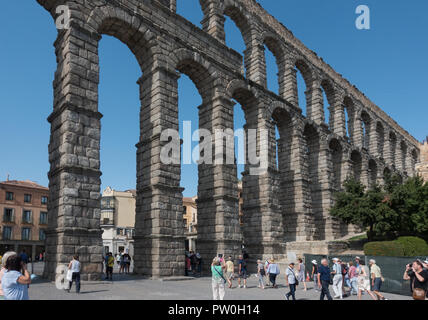 Dramatique, ancien aqueduc romain domine la plaza de Ségovie, une merveille d'ingénierie en Espagne, les touristes visitent. Banque D'Images