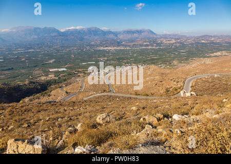 Paysage de montagne sur le village de Pompia, île de Crète, Grèce Banque D'Images