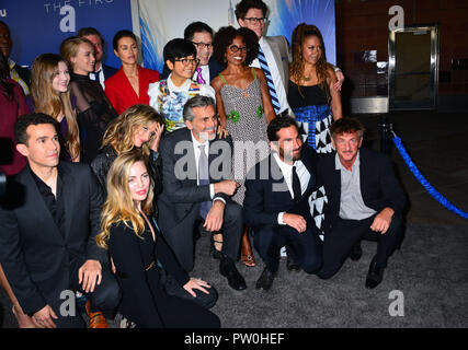 Sean Penn, producteur exécutif de la Jordanie, Natascha McElhone Tappis, Melissa George, Oded Fehr, Keiko Agena et le cast 083 assiste à la première de "La première de Hulu' le 12 septembre 2018 à Los Angeles, CaliforniaSean Penn, producteur exécutif de la Jordanie, Natascha McElhone Tappis, Melissa George, Oded Fehr, Keiko Agena et le cast 083 assiste à la première de "La première de Hulu' le 12 septembre 2018 à Los Angeles, Californie Banque D'Images