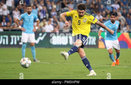 Ecosse de Charlie Mulgrew du côté marque son premier but du jeu du point de penalty au cours de l'UEFA Ligue des Nations Unies Groupe C1 match à la Sammy Ofer Stadium, Haïfa. Banque D'Images