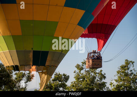 Plusieurs personnes prenant un tour dans une bulle dans le Temecula Valley Balloon & Wine Festival en 2018 Banque D'Images