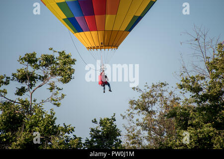 L'homme à un jet pack attaché à un ballon à l'Temecula Valley Balloon & Wine Festival en 2018 Banque D'Images