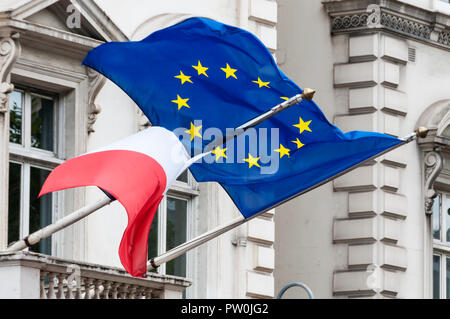 Drapeaux de l'Union européenne et française à l'extérieur du Consulat de France à Londres. Banque D'Images