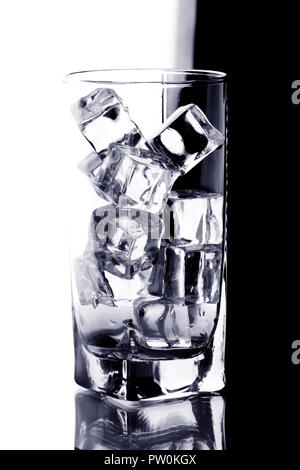 L'eau verre avec de la glace sur un isotated blanc Fond noir Banque D'Images