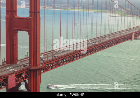 Le Golden Gate Bridge sous un ciel couvert matin, San Francisco, California, United States Banque D'Images