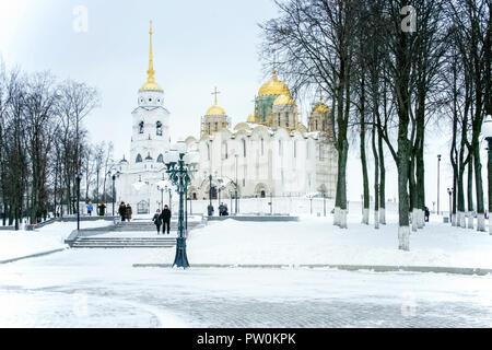 La Russie : Bienvenue Vue panoramique de quartier historique à Vladimir Russie ville. Cathédrale de la Dormition en hiver Banque D'Images