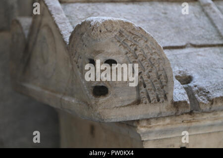 L'Italie. Pise. Camposanto. Sarcophage romain. Détail de la masque de théâtre. Banque D'Images