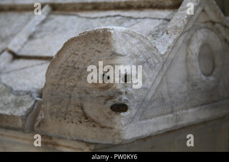 L'Italie. Pise. Camposanto. Sarcophage romain. Détail de la masque de théâtre. Banque D'Images