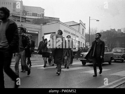 Manifestants étudiants mars à Clifton à Bristol University's Sénat Chambre bâtiment administratif au début d'un sit-in de protestation qui a commencé le 5 décembre 1968 et s'est poursuivie pendant 11 jours. Les étudiants faisaient campagne pour une plus grande influence dans la gestion de l'université. Ils voulaient également l'union des étudiants de l'université à s'ouvrir à des étudiants d'autres établissements scolaires de la ville. Banque D'Images