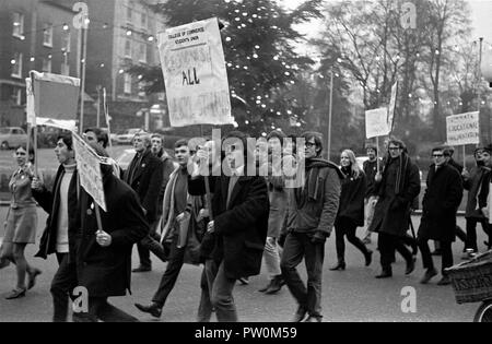 Manifestants étudiants mars à Clifton à Bristol University's Sénat Chambre bâtiment administratif au début d'un sit-in de protestation qui a commencé le 5 décembre 1968 et s'est poursuivie pendant 11 jours. Les étudiants faisaient campagne pour une plus grande influence dans la gestion de l'université. Ils voulaient également l'union des étudiants de l'université à s'ouvrir à des étudiants d'autres établissements scolaires de la ville. Banque D'Images