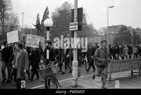 Les étudiants de l'Université de Bristol sur mars Sénat Chambre bâtiment administratif au début d'un sit-in de protestation qui a débuté le 5 décembre 1968 et s'est poursuivie pendant 11 jours. Les étudiants faisaient campagne pour une plus grande influence dans la gestion de l'université. Ils voulaient également l'union des étudiants de l'université à s'ouvrir à des étudiants d'autres établissements scolaires de la ville. Banque D'Images