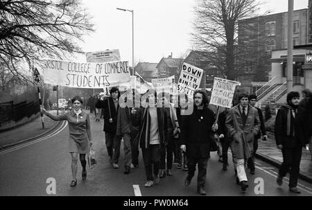 Manifestants étudiants mars à Clifton à Bristol University's Sénat Chambre bâtiment administratif au début d'un sit-in de protestation qui a commencé le 5 décembre 1968 et s'est poursuivie pendant 11 jours. Les étudiants faisaient campagne pour une plus grande influence dans la gestion de l'université. Ils voulaient également l'union des étudiants de l'université à s'ouvrir à des étudiants d'autres établissements scolaires de la ville. Banque D'Images