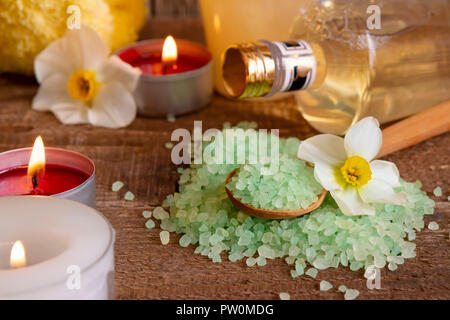 Still Life with Spa bath salt bougies et fleurs sur table wodden. Corps soins et beauté concept. Banque D'Images