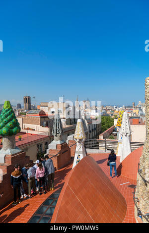 Visiteurs sur le toit d'Antoni Gaudi, Palau Guell, El Raval, Barcelone, Espagne Banque D'Images