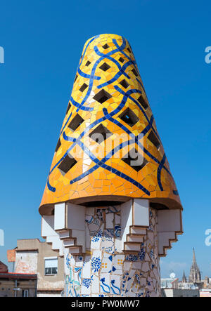 Pot de cheminée décorative sur le toit d'Antoni Gaudi, Palau Guell, El Raval, Barcelone, Espagne Banque D'Images