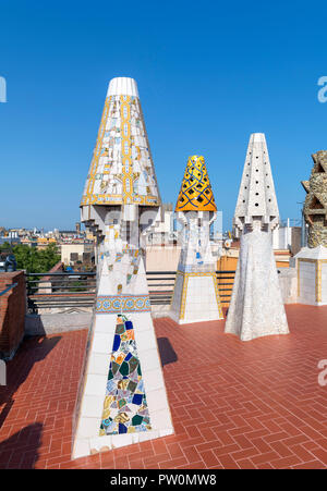 Pots de cheminée décorative sur le toit d'Antoni Gaudi, Palau Guell, El Raval, Barcelone, Espagne Banque D'Images