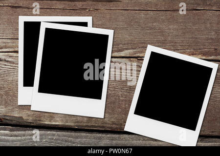 Vide instant photo réaliste rétro sur fond de bois. Banque D'Images