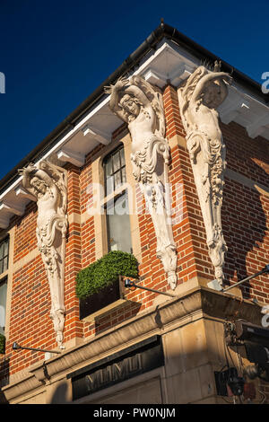 Maidstone, Kent, Royaume-Uni, du centre-ville, rue de la semaine, des statues de la Belle Epoque au-dessus de entrée de Mimi Restaurant Banque D'Images