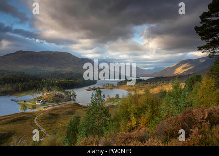Avis de Glen Affric à à l'Ouest y compris estate cottage entouré de loch et de forêts et montagnes en arrière-plan. Banque D'Images