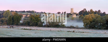 Vue sur Ville de Cotswold de Chipping Campden avec St James' Church et Dover's Hill sur frosty matin d'automne Banque D'Images