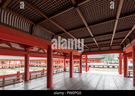 Miyajima, JAPON - 27 juin 2017 : le sanctuaire d'Itsukushima, le Japon. Sanctuaire d'Itsukushima est un temple Shinto sur l'île d'Itsukushima (communément appelé Miya Banque D'Images