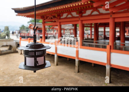 Miyajima, JAPON - 27 juin 2017 : le sanctuaire d'Itsukushima, le Japon. Sanctuaire d'Itsukushima est un temple Shinto sur l'île d'Itsukushima (communément appelé Miya Banque D'Images