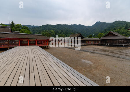 Miyajima, JAPON - 27 juin 2017 : le sanctuaire d'Itsukushima, le Japon. Sanctuaire d'Itsukushima est un temple Shinto sur l'île d'Itsukushima (communément appelé Miya Banque D'Images