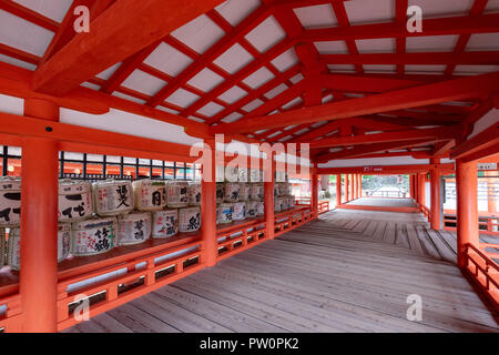 Miyajima, JAPON - 27 juin 2017 : le sanctuaire d'Itsukushima, le Japon. Sanctuaire d'Itsukushima est un temple Shinto sur l'île d'Itsukushima (communément appelé Miya Banque D'Images