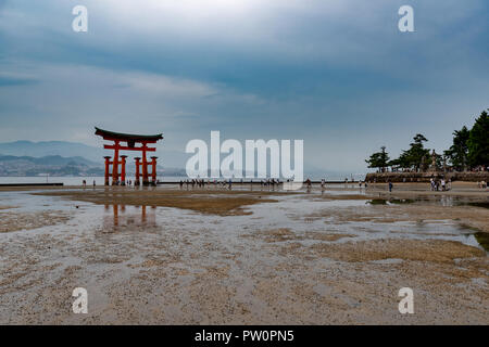 Miyajima, JAPON - 27 juin 2017 : le sanctuaire d'Itsukushima, le Japon. Sanctuaire d'Itsukushima est un temple Shinto sur l'île d'Itsukushima (communément appelé Miya Banque D'Images