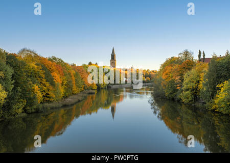 Beau feuillage d'automne et de l'Aura river contre ciel bleu avec en arrière-plan La Cathédrale de Turku à Turku, Finlande, Automne 2018 Banque D'Images