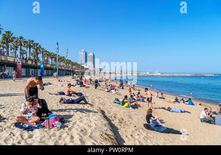 La plage de Barcelone. La plage de La Barceloneta (Platja de la Barceloneta), Barcelone, Espagne Banque D'Images