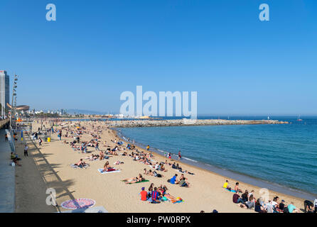 La plage de Barcelone. La plage de La Barceloneta (Platja de la Barceloneta), Barcelone, Espagne Banque D'Images