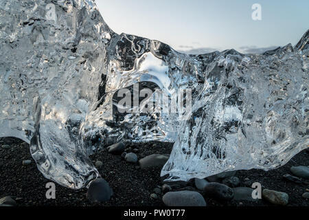 Détail d'un fragment de glace glaciaire au glacier Jökulsárlón Black diamond beach dans le sud de l'Islande près de Vik en été, l'Islande Banque D'Images