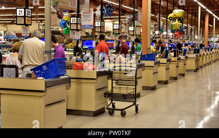Longue rangée de caisses de supermarchés aux Etats-Unis Banque D'Images