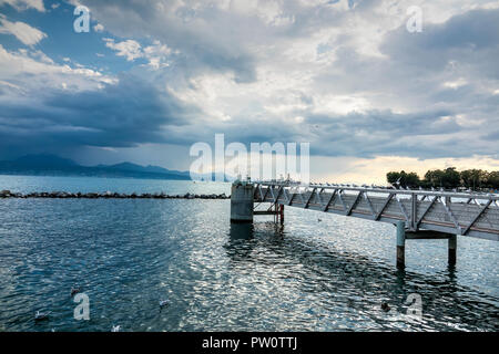 Une vue sur le lac de Genève devant le Musée Olympique, Lausanne, Suisse. Banque D'Images