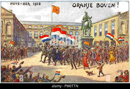 Le jour de l'Armistice - France La foule acclamer comme le français et l'Orange Boven drapeaux sont effectués (à partir d'une carte postale de l'époque) Banque D'Images