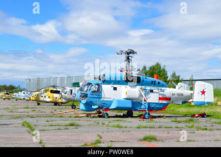 Saint Petersburg, Russie - Mai 23,2015. Le Kamov KA-27 PS et le Mil Mi-8, le parking dans l'aéroport Pulkovo Banque D'Images