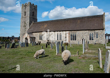Lucy et Rodney le mouton, dans le cimetière à Pakefield Église, Suffolk, UK.